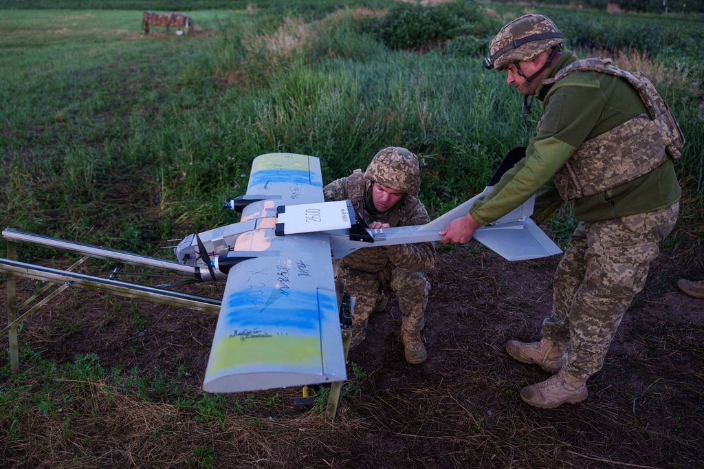 Ukrainische Soldaten der K-2-Brigade der Streitkräfte für unbemannte Systeme bereiten eine Mittelstrecken-Drohne an der Startposition vor.