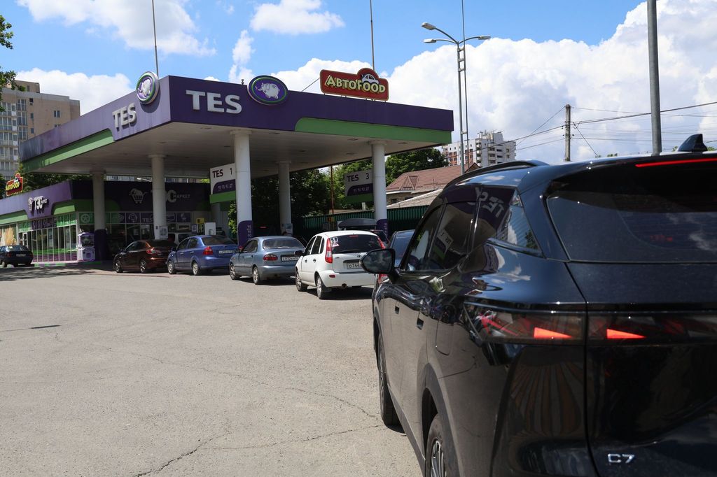 An einer Tankstelle in Simferopol auf der Krim stehen Autos Schlange.