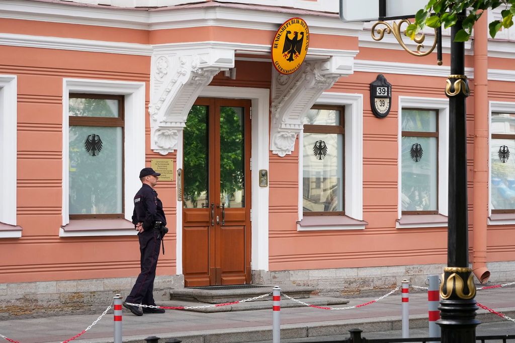 Ein Polizist steht Wache vor dem Gebäude des deutschen Generalkonsulats in St. Petersburg.