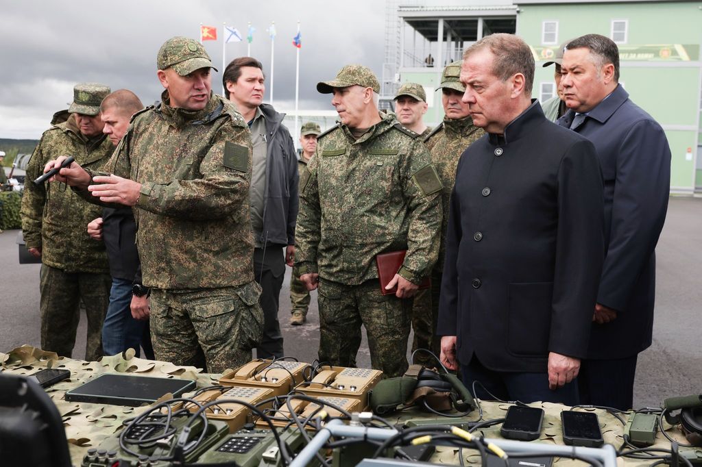 Dmitri Medwedew (2.v.r) bei dem Besuch einer Ausstellung im Nordwestlichen Föderationskreis Russlands mitte September.