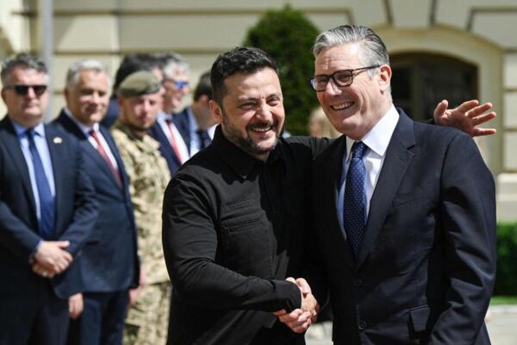 Der ukrainische Präsident Wolodymyr Selenskyj (links) begrüßt den britischen Premierminister Keir Starmer am 16. Juli 2026 im Präsidentenpalast in Kyjiw.