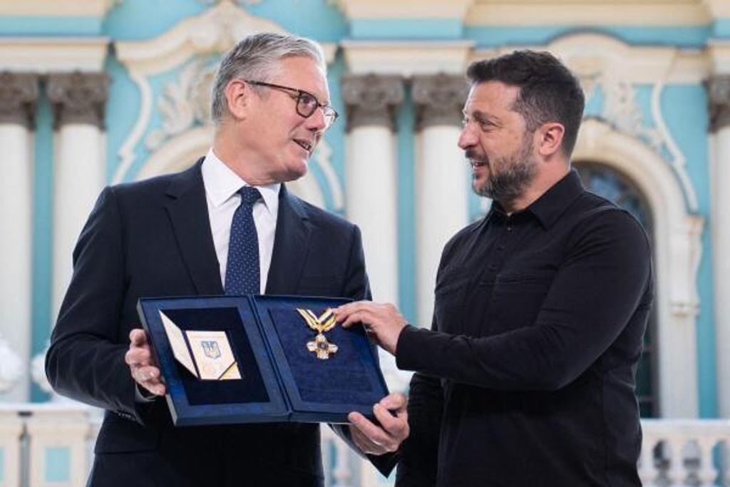 Der ukrainische Präsident Wolodymyr Selenskyj überreicht dem britischen Premierminister Keir Starmer den „Orden der Freiheit“.