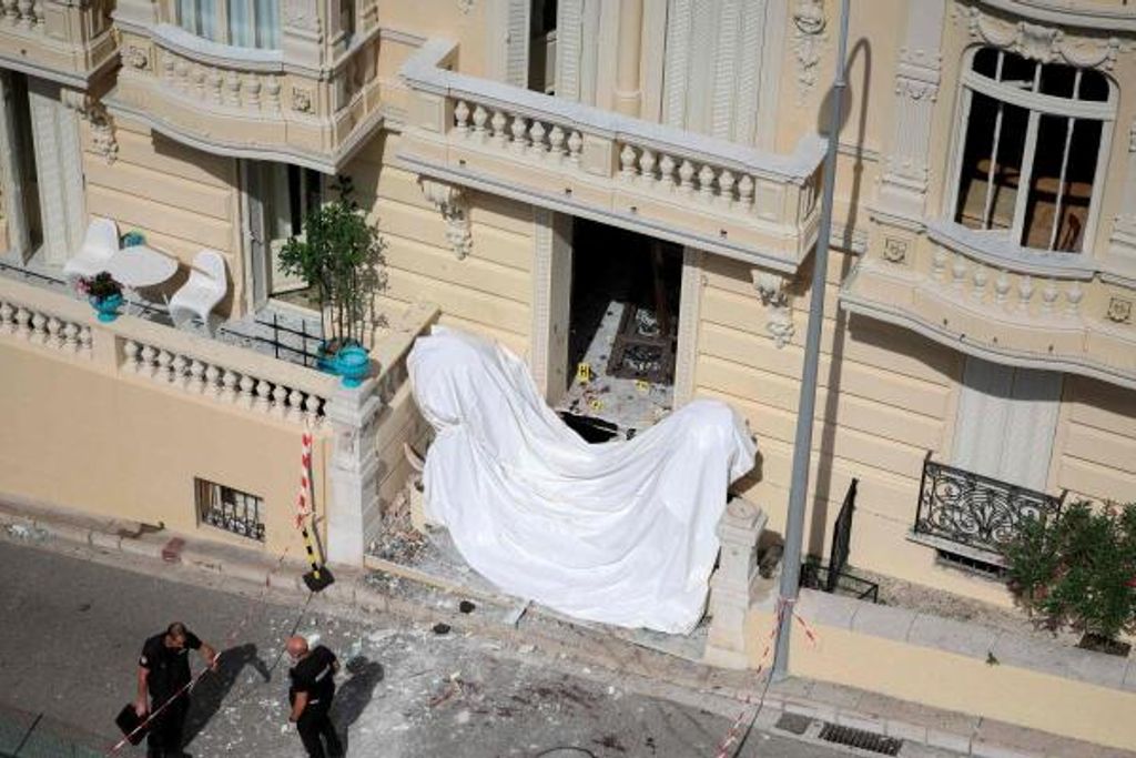 Mitglieder eines Bombenräumkommandos sind am Tag nach einem mutmaßlichen Anschlag mit einem Sprengkörper in der Lobby eines Wohngebäudes in Monaco am 30. Juni 2026 im Einsatz (Archivbild).