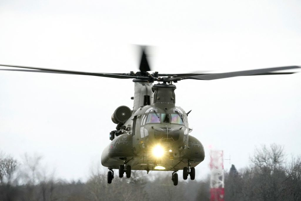 Ein britischer Transporthubschrauber vom Typ Chinook fliegt über der Luftwaffenstützpunkt Ämari in Estland. (Archivbild)
