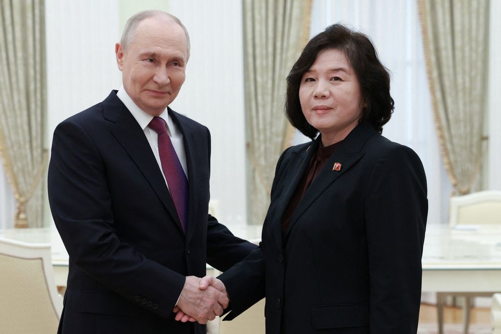 Russlands Präsident Wladimir Putin (l.) und die nordkoreanische Außenministerin Choe Son Hui bei ihrem Besuch in Moskau.