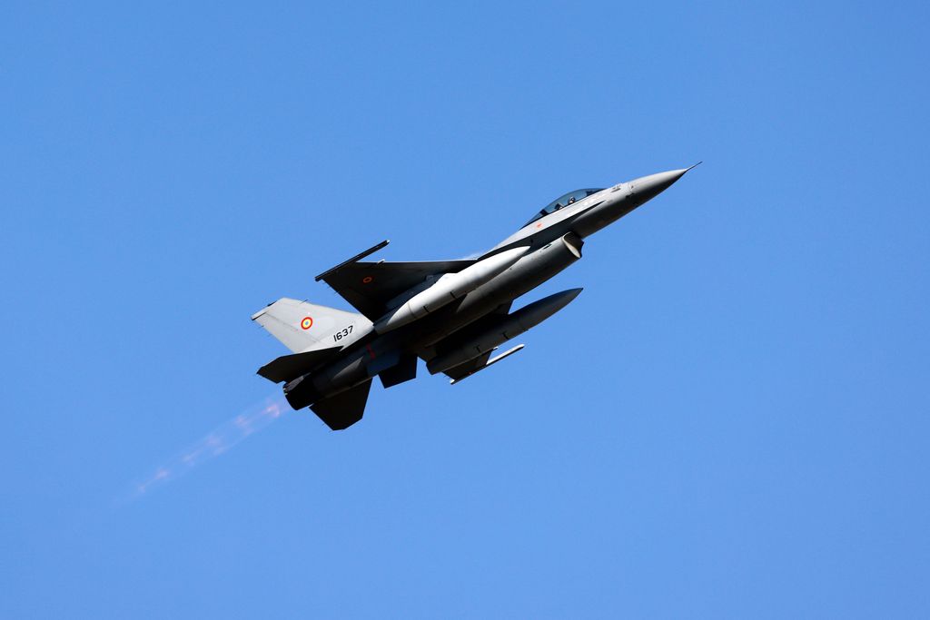 Ein F16-Kampfjet der rumänischen Luftwaffe ist bei einem Einsatz zu sehen (Archivbild).