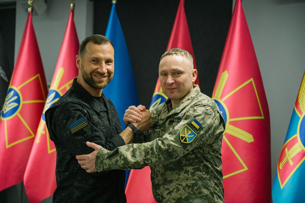 Das Bild zeigt den neuen Verteidigungsminister der Ukraine, Jewhenij Chmara, und den Oberbefehlshaber der Truppen, Mychajlo Drapatyj (rechts).