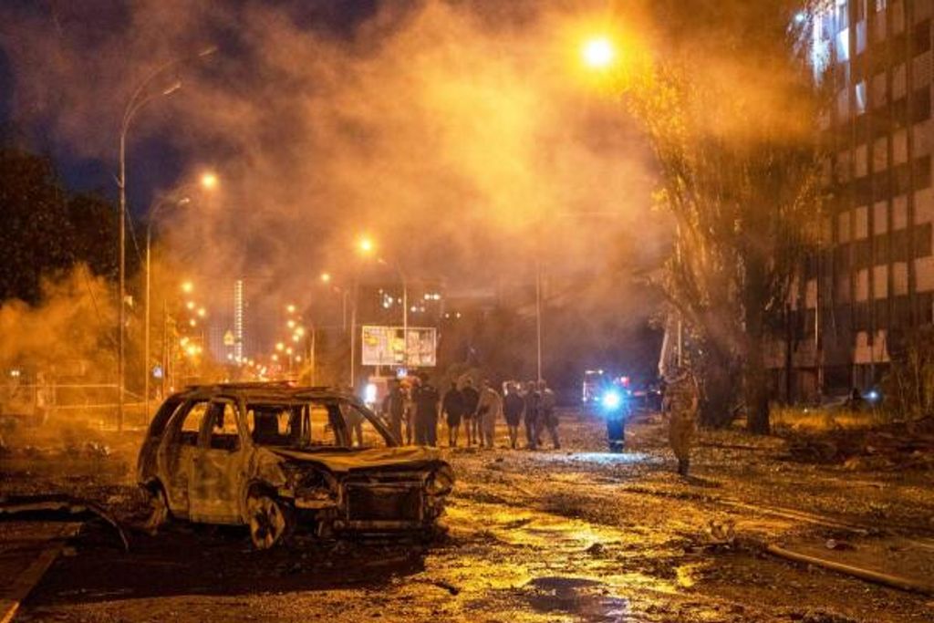 Nach einem russischen Raketenangriff auf Kyjiw ist ein ausgebranntes Auto zu sehen.