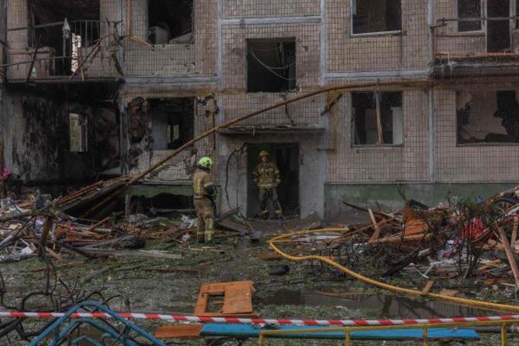 Rettungskräfte sind in einem mehrstöckigen Wohngebäude im Einsatz, das bei einem russischen Luftangriff auf Kyjiw am 1. August 2026 im Zuge der russischen Invasion in der Ukraine beschädigt wurde.