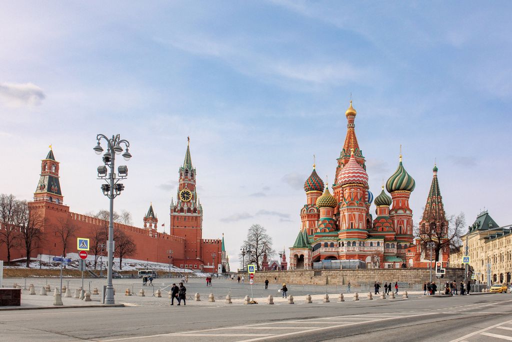 Panoramablick auf den Moskauer Kreml mit dem Spassky-Turm und der Basilius-Kathedrale im Stadtzentrum auf dem Roten Platz (Archivbild)