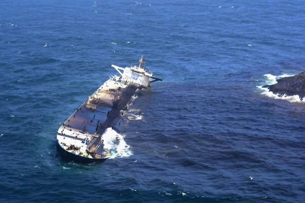 Der Öltanker ist vor der Küste Omans auf Grund gelaufen.