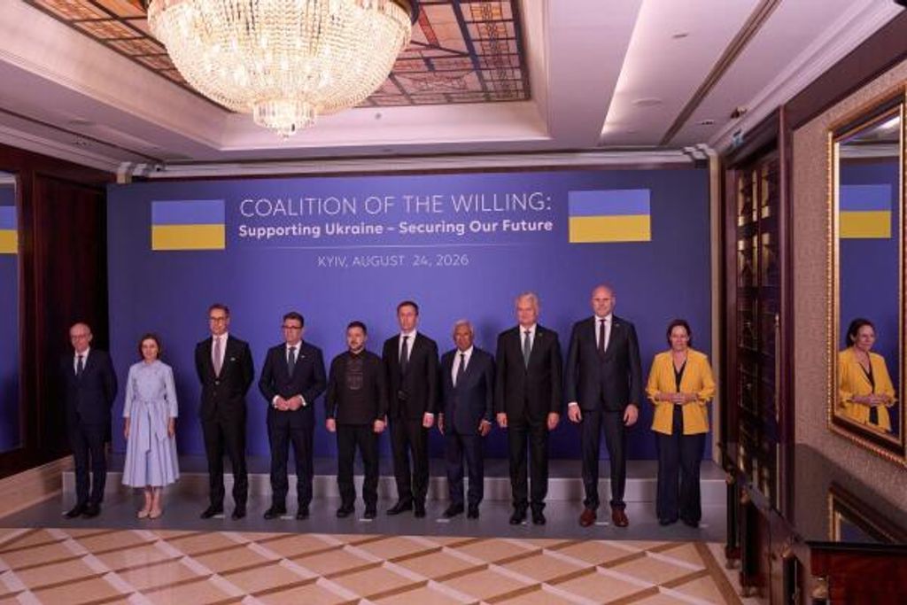 Von links: Luxemburgs Premierminister Luc Frieden, Moldawiens Präsidentin Maia Sandu, Finnlands Präsident Alexander Stubb, Großbritanniens Premierminister Andy Burnham, der ukrainische Präsident Wolodymyr Selenskyj, der ukrainische Ministerpräsident Serhii Koretskyi, der Präsident des Europäischen Rates Antonio Costa, der litauische Präsident Gitanas Nauseda, der lettische Ministerpräsident Andris Kulberg und die schwedische Außenministerin Maria Malmer Stenergard