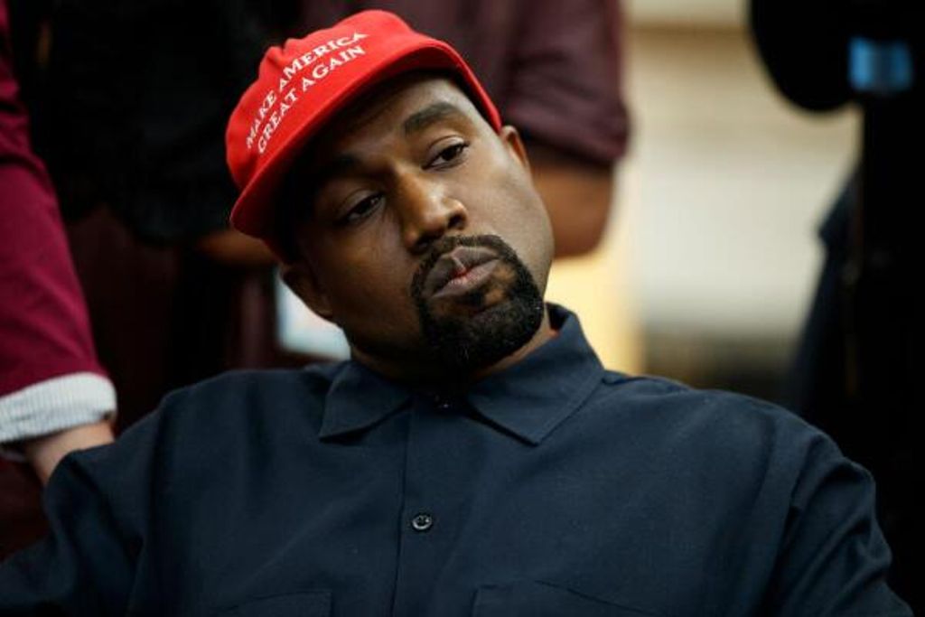 US-Rapper Kanye West hört während eines Treffens mit US-Präsident Trump im Oval Office des Weißen Hauses der Frage eines Reporters zu (Archivbild).