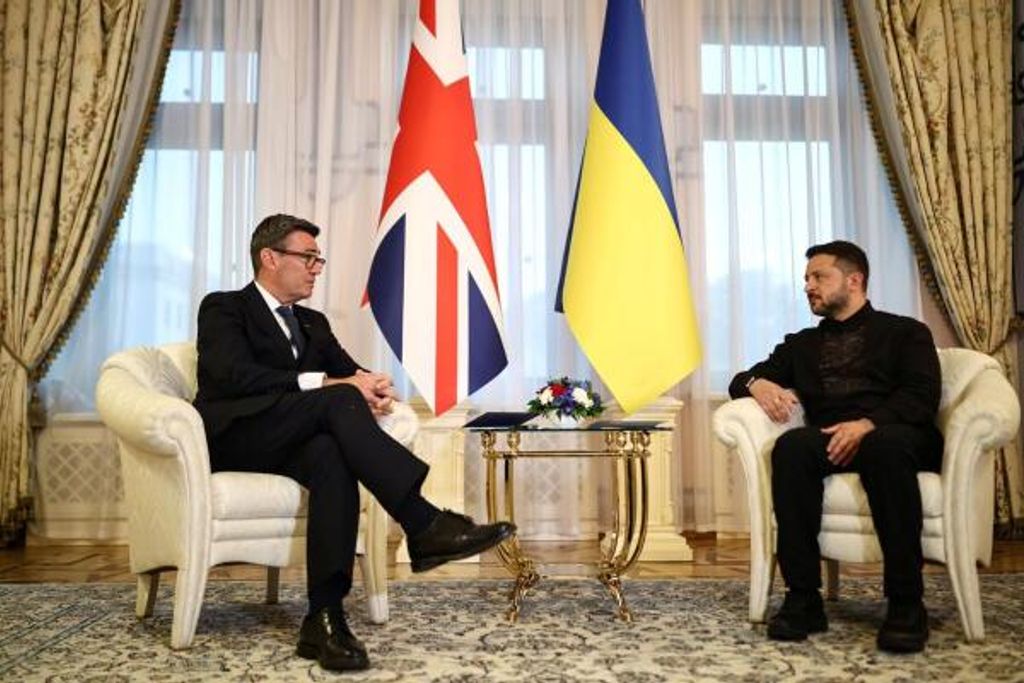 Der ukrainische Präsident Wolodymyr Selenskyj spricht mit dem britischen Premierminister Andy Burnham während ihres bilateralen Treffens im Horodetskyi-Haus im Rahmen seiner ersten Auslandsreise, um den Unabhängigkeitstag der Ukraine zu begehen und die anhaltende Unterstützung des Vereinigten Königreichs für das Land unter seiner Regierung zu bekräftigen.