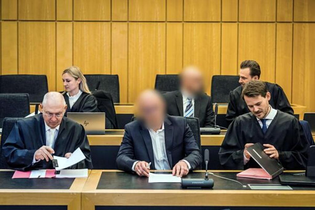 Zwei angeklagte Brüder (1. und 2. Reiche mittig) aus Oelde im Kreis Warendorf sitzen mit ihren Anwälten im Gerichtssaal des Landgerichts Münster (Archivbild).