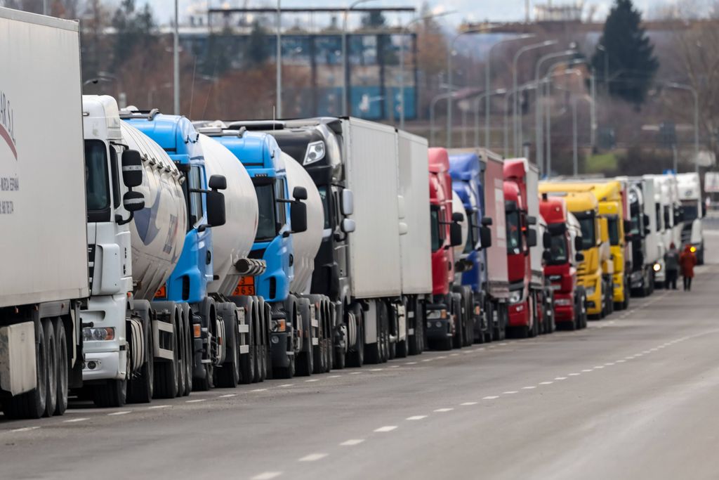 Lkw stehen an der polnisch-ukrainischen Grenze.
