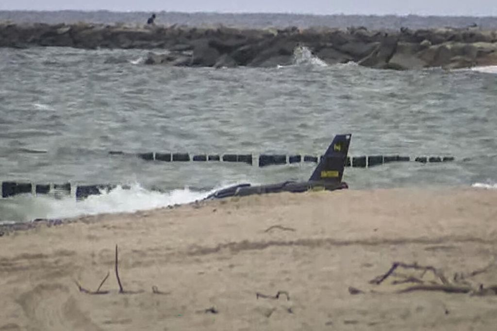 Dieser Screenshot aus Aufnahmen des Senders TVN zeigt die mutmaßliche russische Militärdrohne, die aus der Ostsee geborgen wurde.