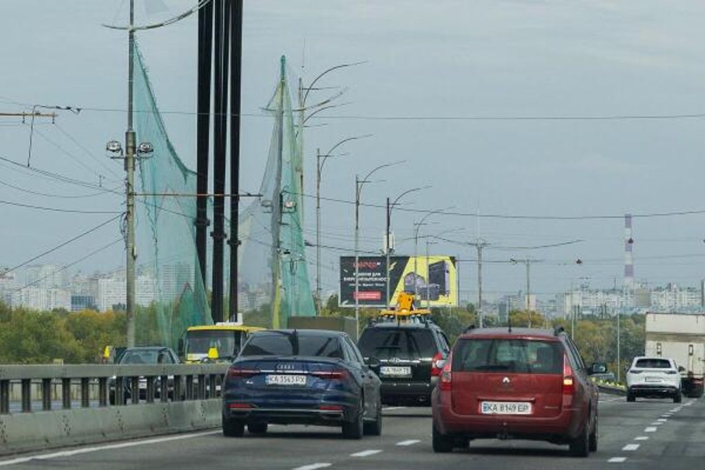 Dieses Foto zeigt, wie am 6. Oktober 2026 auf der Nordbrücke in Kyjiw Netze zum Schutz vor Drohnen angebracht werden.