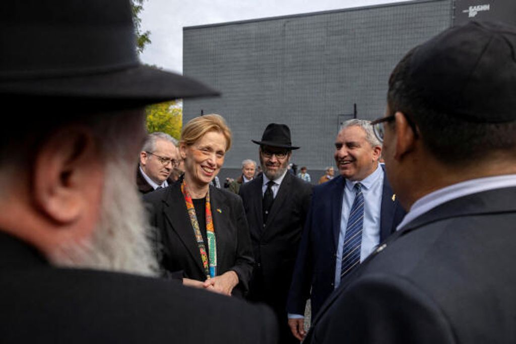 Die deutsche Familienministerin Karin Prien und der israelische Abgeordnete Ze’ev Elkin nehmen an einer Gedenkfeier zum 85. Jahrestag des Massakers von Babyn Jar teil.