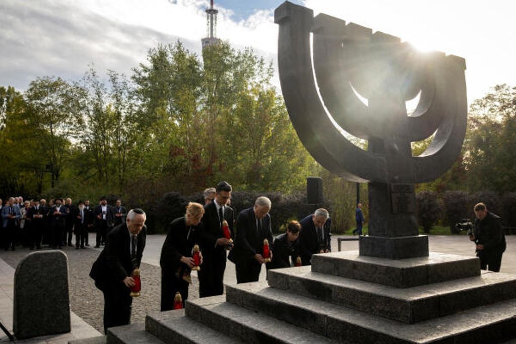 Der Leiter und Vorsitzende des Yad-Vashem-Direktoriums, Dani Dayan, die deutsche Familienministerin Karin Prien und der israelische Abgeordnete Ze’ev Elkin zünden während einer Gedenkfeier zum 85. Jahrestag des Massakers von Babyn Jar Kerzen am Menorah-Denkmal an.