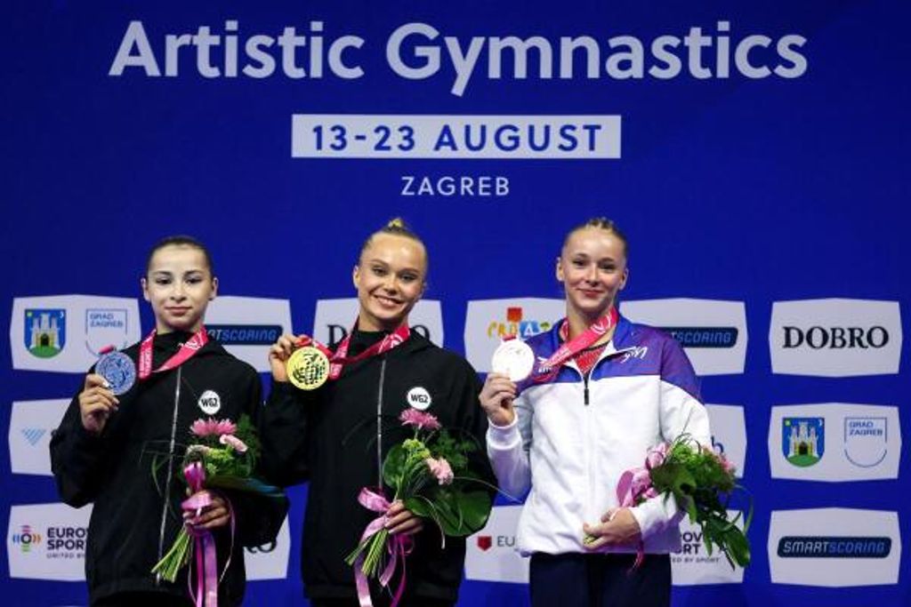 Angelina Melnikowa aus Russland (M) steht mit Anna Kalmykowa aus Russland (l) und Elena Colas aus Frankreich auf einem Podium (Archivbild).