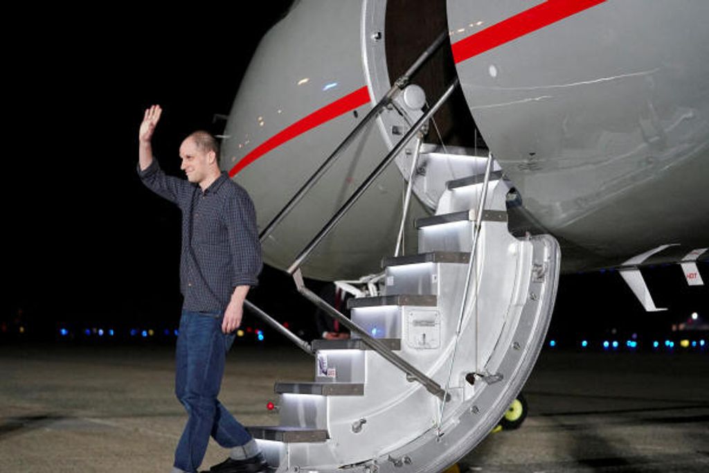 Der US-Journalist Evan Gershkovich, der aus der Haft in Russland freigelassen wurde, winkt bei seiner Ankunft auf der Joint Base Andrews in Maryland, USA, am 1. August 2024 (Archivbild).