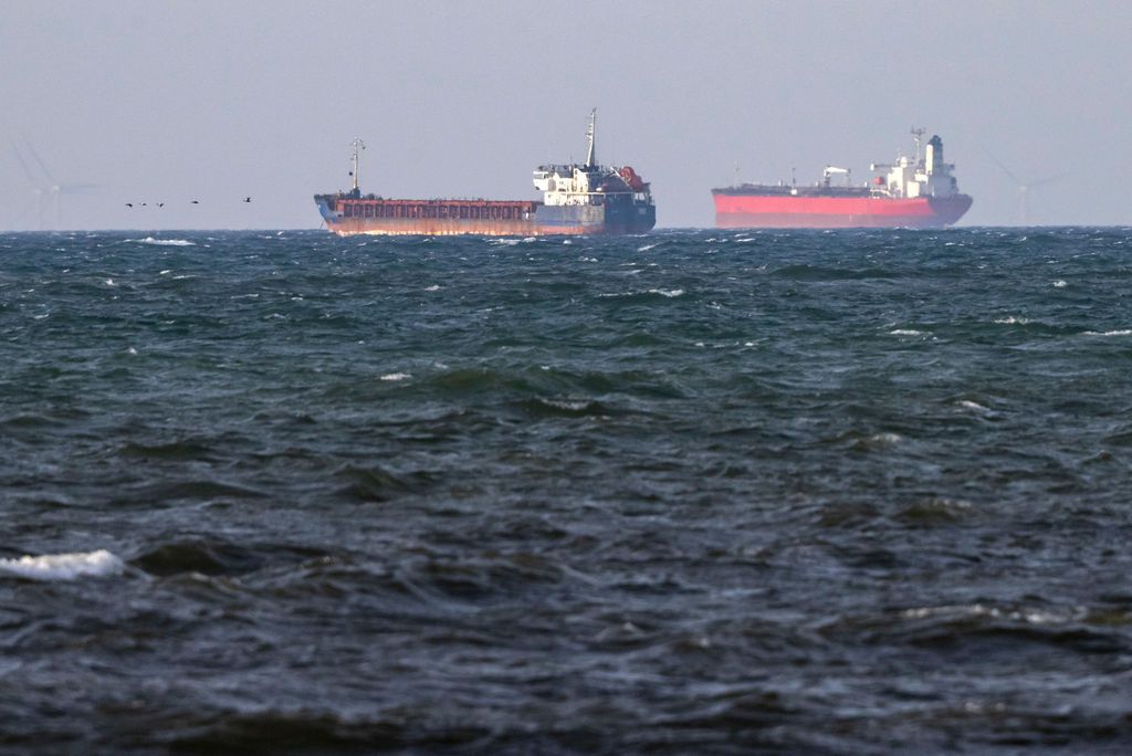 Die von Schweden geenterten Schiffe «Caffa» (l) und «Sea Owl I» ankern nebeneinander vor der Küste Schwedens – beide sollen zur sogenannten Schattenflotte gehören. 