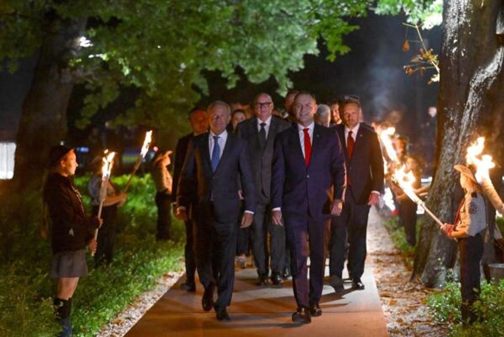 Donald Tusk (l), Ministerpräsident von Polen, Karol Nawrocki (2.v.r, Präsident von Polen, der stellvertretende Sejm-Präsident Piotr Zgorzelski (2.v.l.) und der Leiter der Kanzlei des Präsidenten der Republik Polen (KPRP) Zbigniew Bogucki (r) nehmen an den Gedenkfeierlichkeiten auf der Westerplatte zum 87. Jahrestag des deutschen Überfalls auf Polen teil.