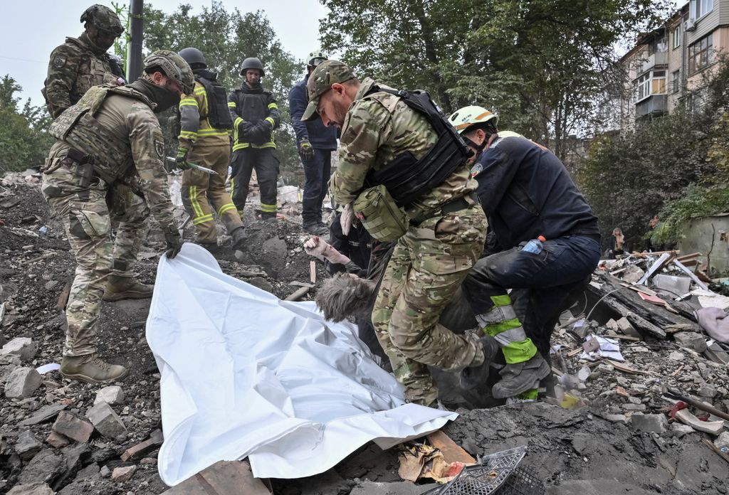 Einsatzkräfte bergen in Saporischschja eine Leiche.