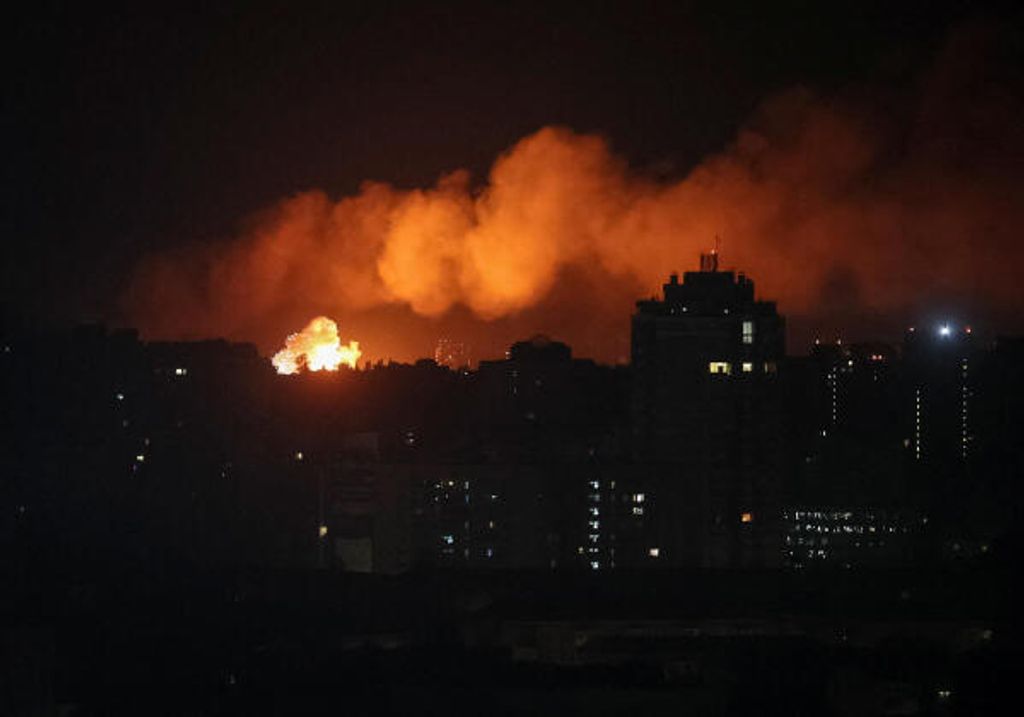 Eine Explosion in Kyjiw während eines russischen Raketenangriffs am 20. August 2026.