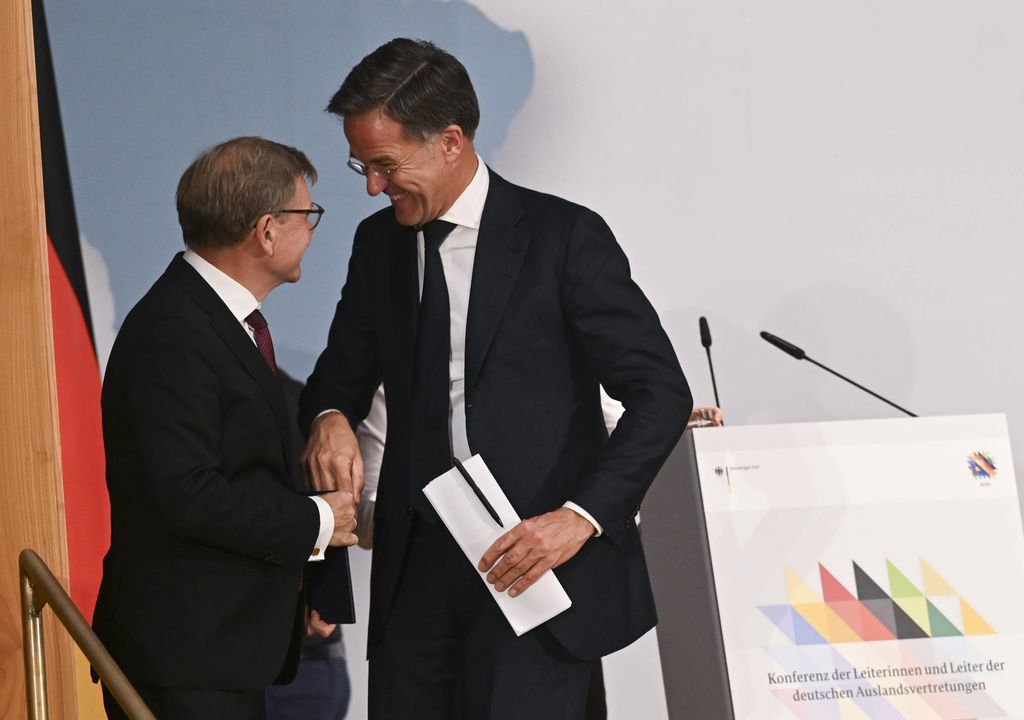 Bundesaußenminister Johann Wadephul (l. CDU) schüttelt Nato-Generalsekretär Mark Rutte die Hand.