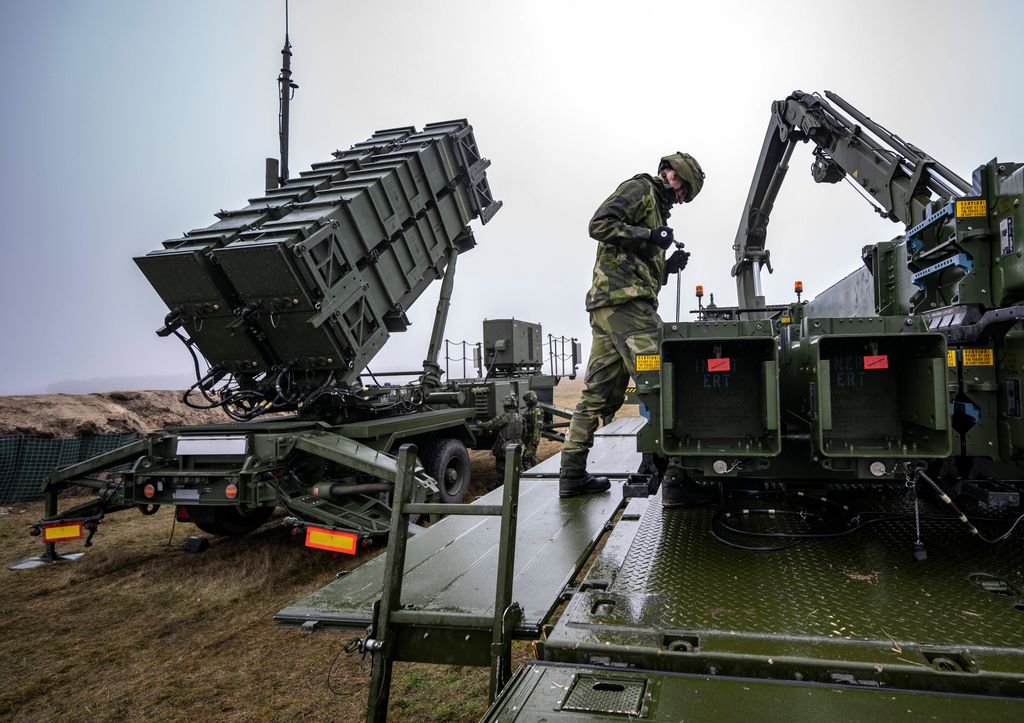 Schwedische Soldaten arbeiten auf dem Schießplatz Rinkaby außerhalb von Kristianstad an einem Patriot-System (Symbolbild).