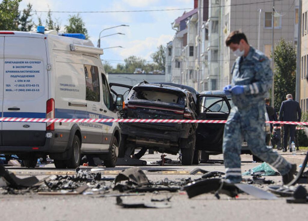 Ermittler arbeiten am 27. August 2026 in Sankt Petersburg, Russland, am Ort einer Autoexplosion, bei der ein russischer Soldat ums Leben kam. 