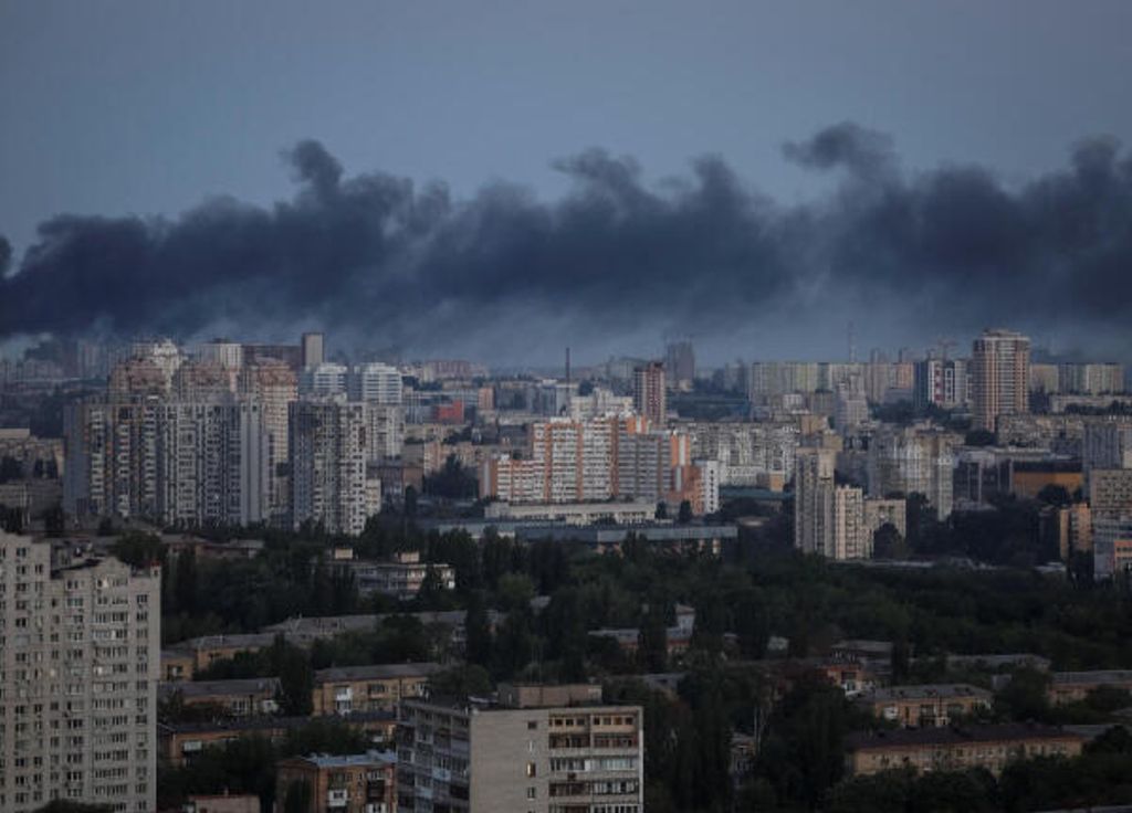 Während eines russischen Raketenangriffs steigt am 20. August 2026 in Kyjiw, Ukraine, Rauch über der Stadt auf.