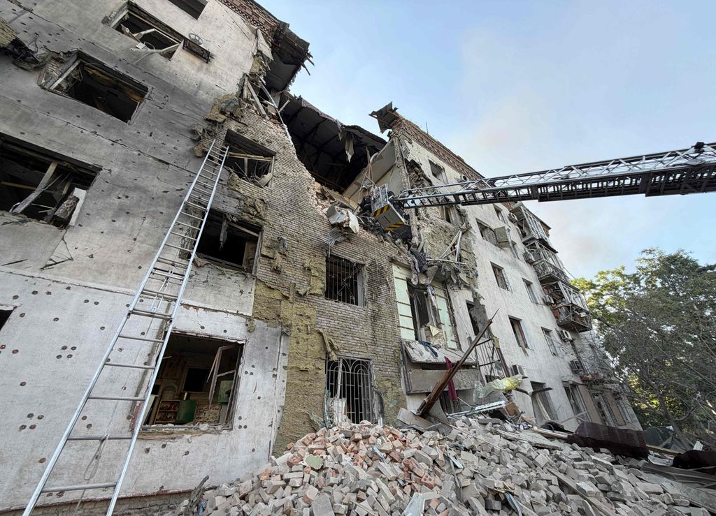 In Saporischschja ist ein Wohnhaus von einer russischen Lenkbombe getroffen worden.