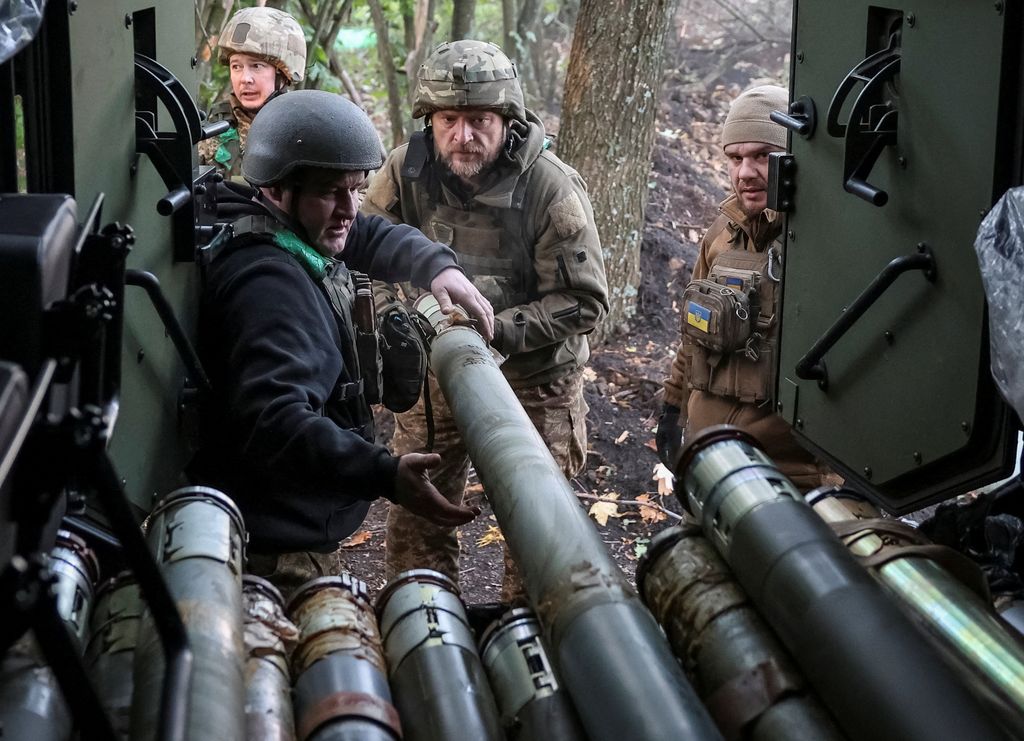 Ukrainische Soldaten entlanden in der Region Donezk einen Militärtransporter.