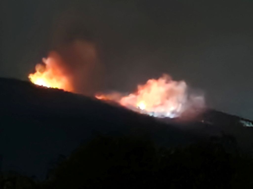 Nahe dem Dorf Zarewa Liwada im nördlichen Zentralbulgarien ist ein großer Brand zu sehen.