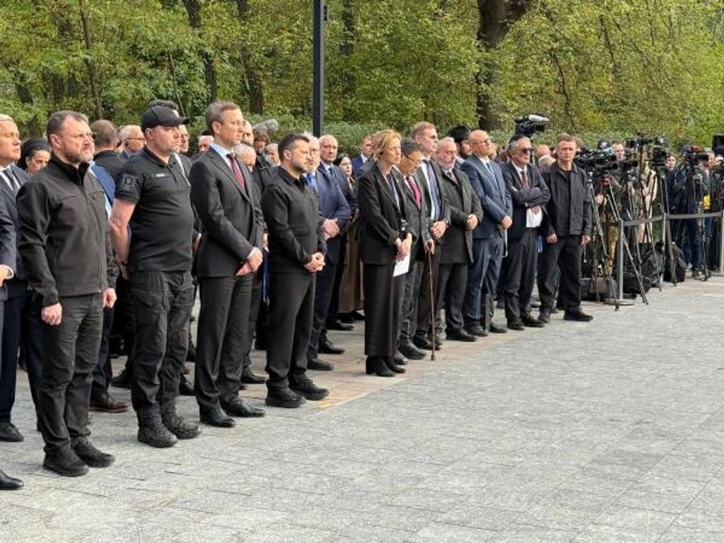 Der ukrainische Präsident Wolodymyr Selenskyj und Bundesfamilienministerin Karin Prien nehmen in Kyjiw an einer Gedenkveranstaltung 85 Jahre nach dem Massaker von Babyn Jar teil.