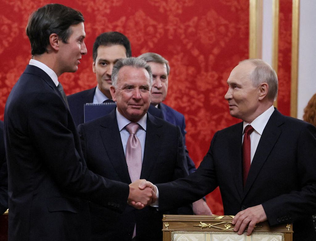 Wladimir Putin gibt Jared Kushner die Hand.