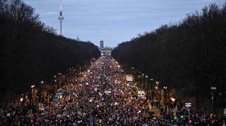 Menschen demonstrieren am 2. Februar 2025 in Berlin gegen die Migrationspläne des CDU-Parteivorsitzenden und Kanzlerkandidaten Friedrich Merz und gegen die AfD. Menschen demonstrieren am 2. Februar 2025 in Berlin gegen die Migrationspläne des CDU-Parteivorsitzenden und Kanzlerkandidaten Friedrich Merz und gegen die AfD.