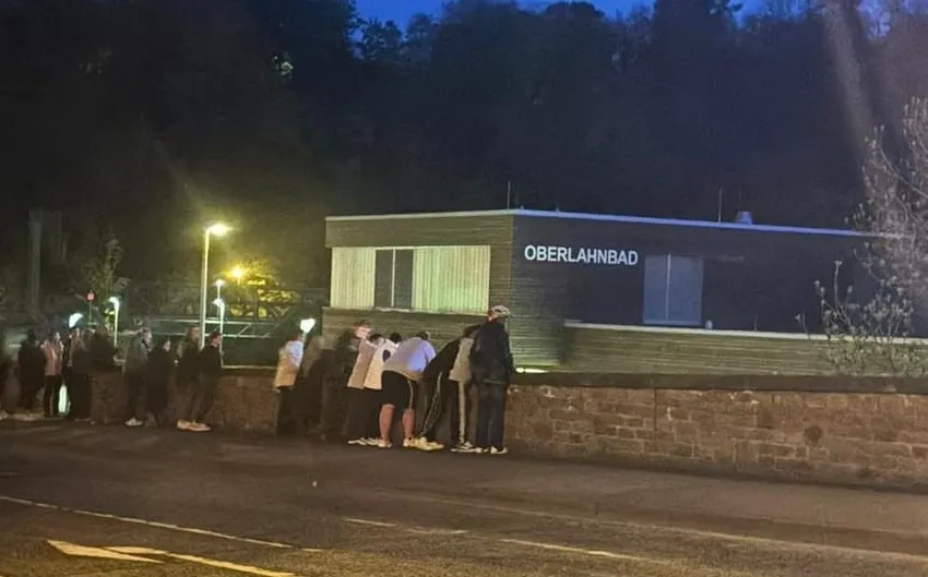 Großeinsatz an der Lahn in der Nähe der Oberlahnbrücke in Weilburg: Dutzende Schaulustige verfolgen derzeit am Ostersonntag-Abend das Geschehen. (c) André Bethke